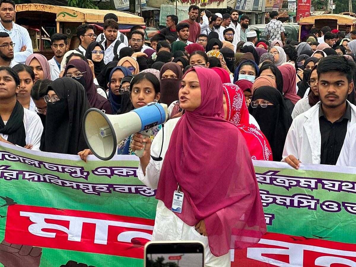 হাসপাতাল চালুর দাবিতে প্রশাসনিক ভবনে তালা সুনামগঞ্জ মেডিকেল কলেজের শিক্ষার্থীদের