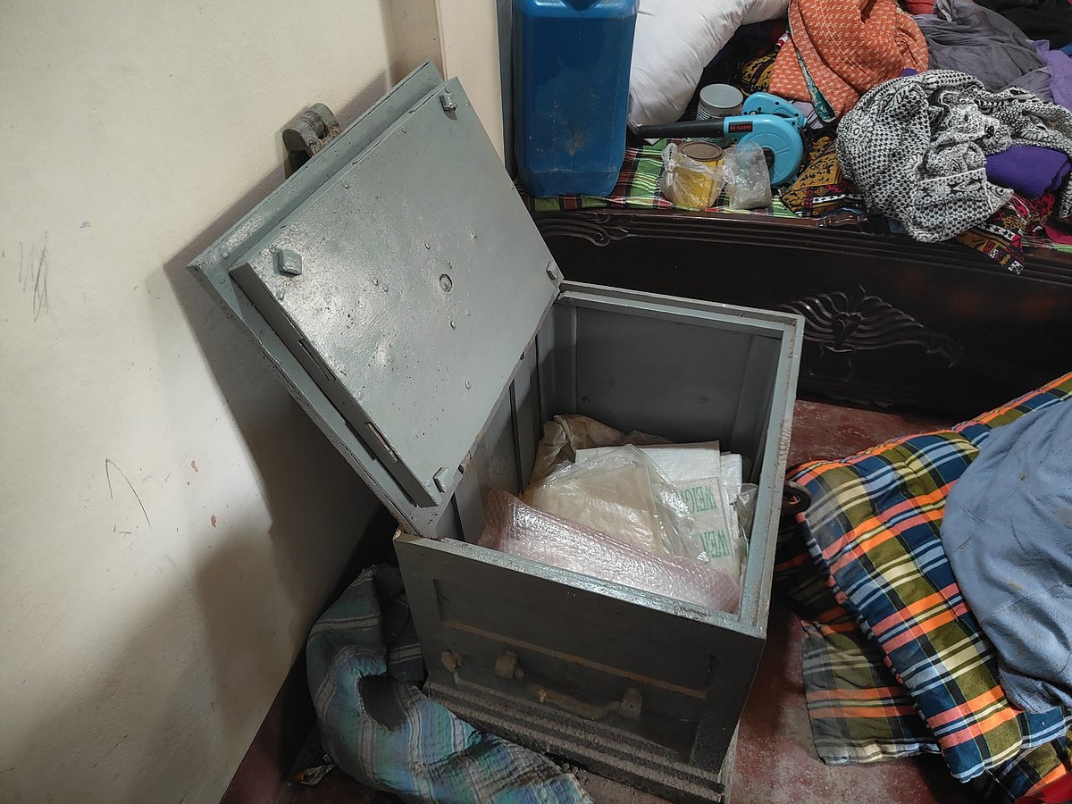 মা–বাবার স্মৃতির সেই সিন্দুকও রক্ষা পেল না চোরের হাত থেকে