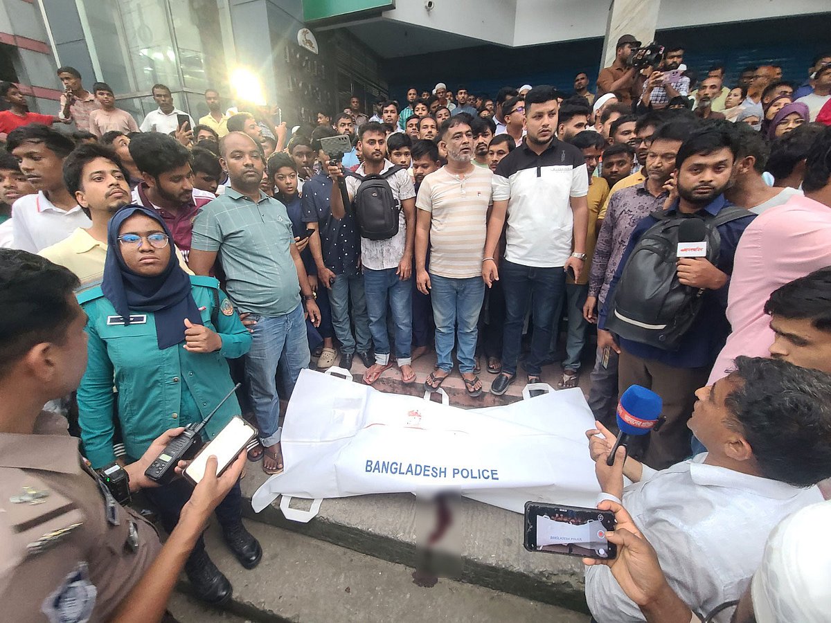 নুজসাত জাহানের লাশ ঘিরে মানুষের ভিড়। সোমবার বিকেলে রংপুর নগরের পায়রা চত্বর এলাকায়