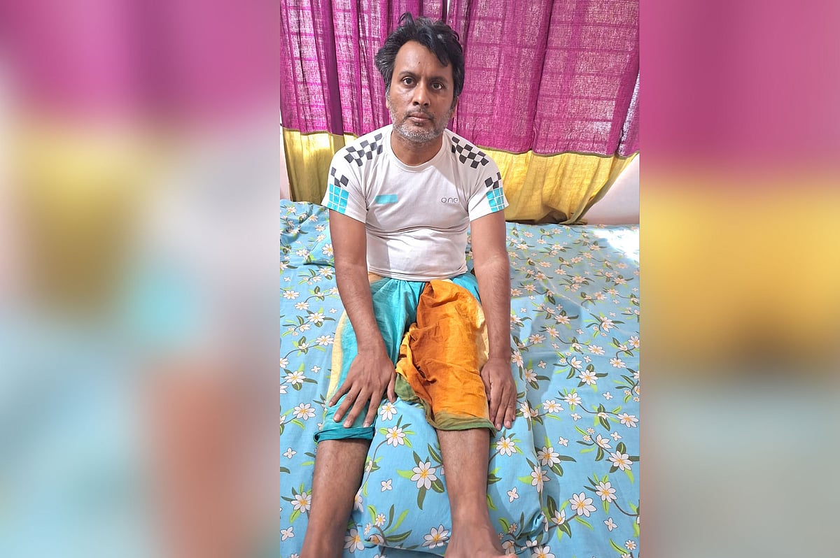 বালুদস্যুদের ট্রাকচাপায় গুরুতর আহত বন কর্মকর্তা তারিকুর রহমান এখন গৃহবন্দী জীবনযাপন করছেন