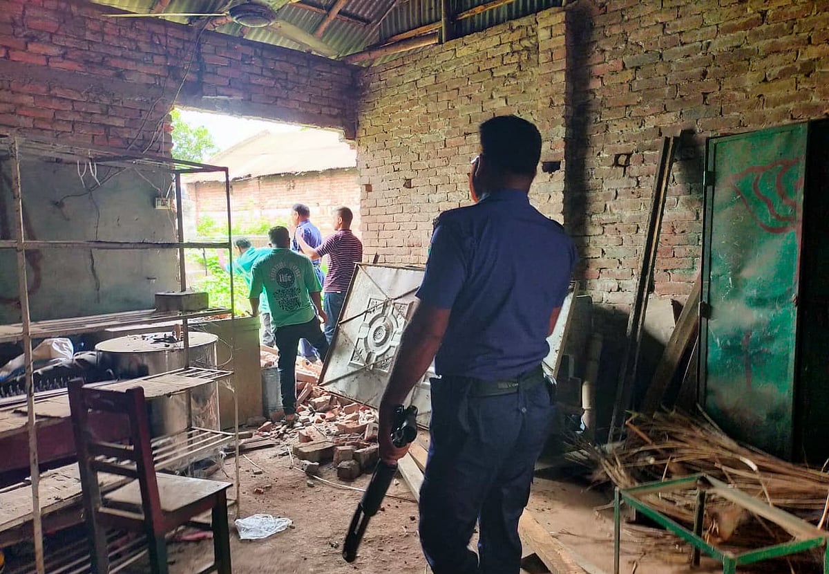 মা–বাবাকে ঘরে তালা দিয়ে জমি দখল মেয়ে-জামাতার, ফোন পেয়ে উদ্ধার করল পুলিশ