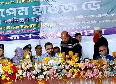 রাজধানীর রূপনগর মাঠে গত ২৮ এপ্রিল রূপনগর থানা আয়োজিত ‘ওপেন হাউস ডে’ অনুষ্ঠানের মঞ্চে অর্থ আত্মসাতের মামলায় গ্রেপ্তারি পরোয়ানা থাকা আলী আহম্মেদ (ছবিতে সামনে দাঁড়ানো ব্যক্তি)