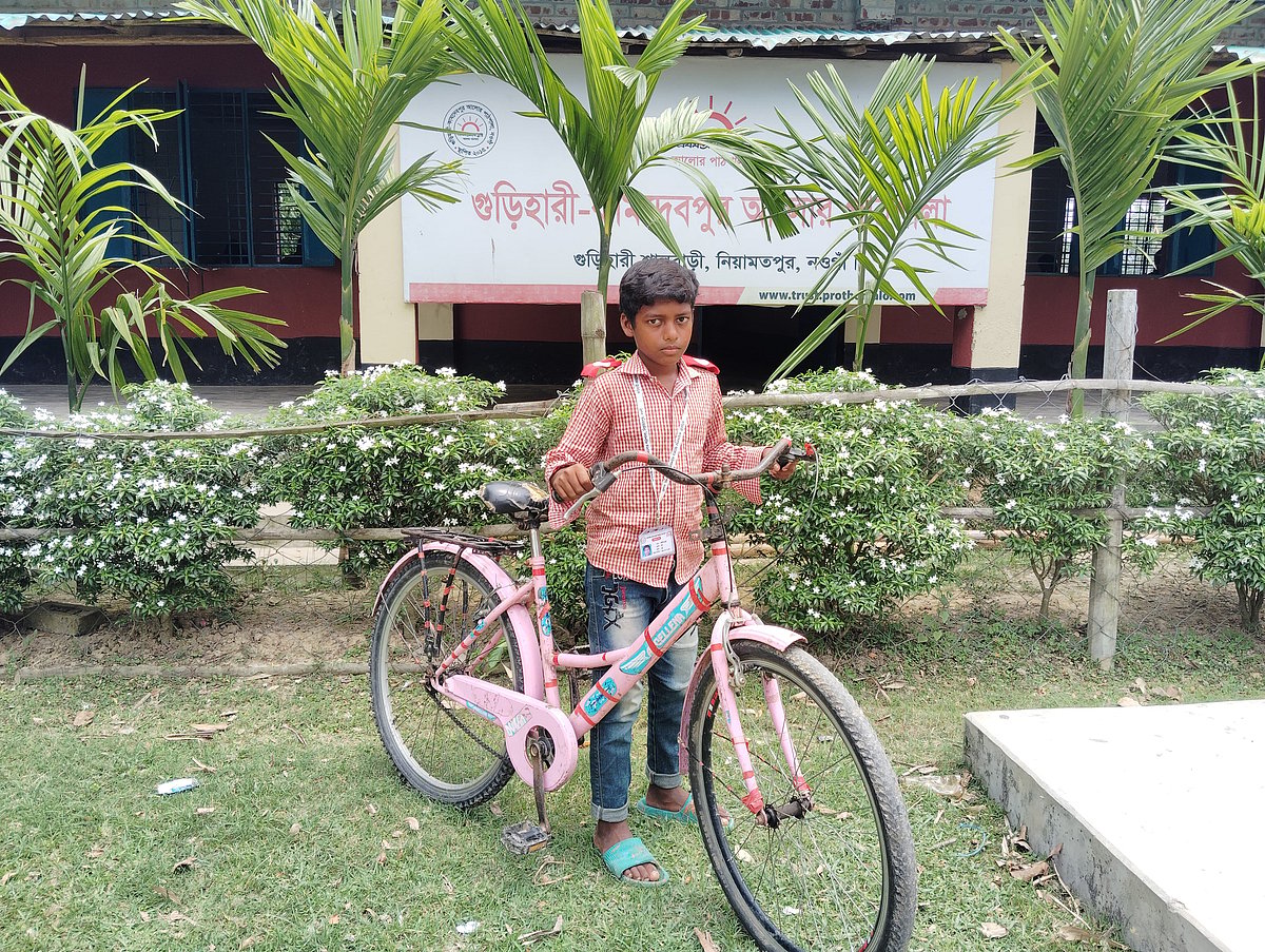আলোর পাঠশালার সাইকেল যেন অনিকের পড়ালেখার নতুন দিশারী