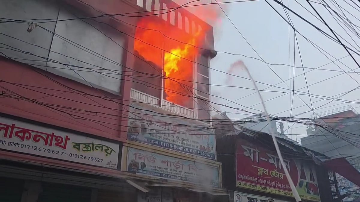খালের পাড়েই দোকান, ঘাট দখল হওয়ায় পানি তুলতে দেরি, পুড়ল ব্যবসায়ীর সম্বল
