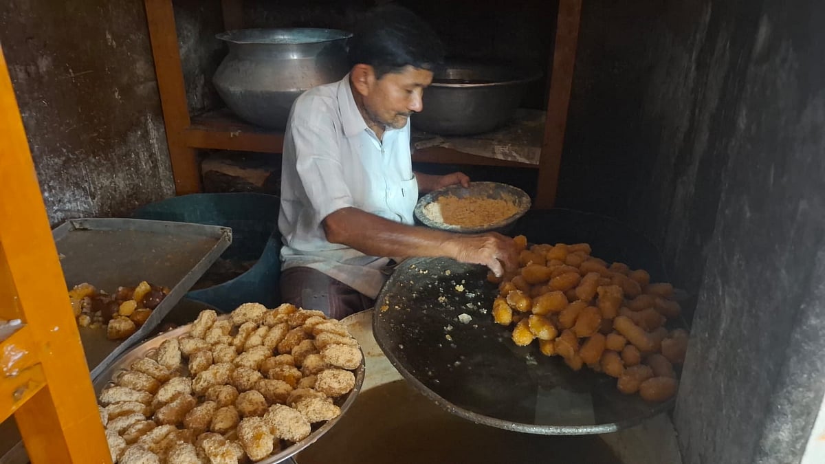 দোকানে মিষ্টি সাজাতে ব্যস্ত কড়ি পালের ছোট ভাই মন্টু পাল। সম্প্রতি পাবনার ঈশ্বরদী উপজেলার আড়মবাড়িয়া বাজারে