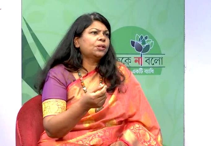 সন্তানের পথ সহজ করতে গিয়ে তাকে অতি-প্রশ্রয় দিচ্ছেন না তো?