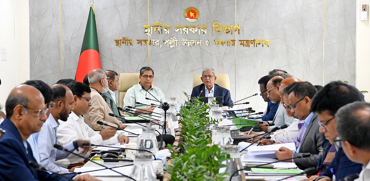 ‘ডেঙ্গুসহ মশাবাহিত অন্যান্য রোগ প্রতিরোধবিষয়ক জাতীয় কমিটি’–এর প্রথম সভায় বক্তব্য দেন স্থানীয় সরকার, পল্লী উন্নয়ন ও সমবায়মন্ত্রী মির্জা ফখরুল ইসলাম আলমগীর। আজ মঙ্গলবার বাংলাদেশ সচিবালয়ে এ বৈঠক হয়