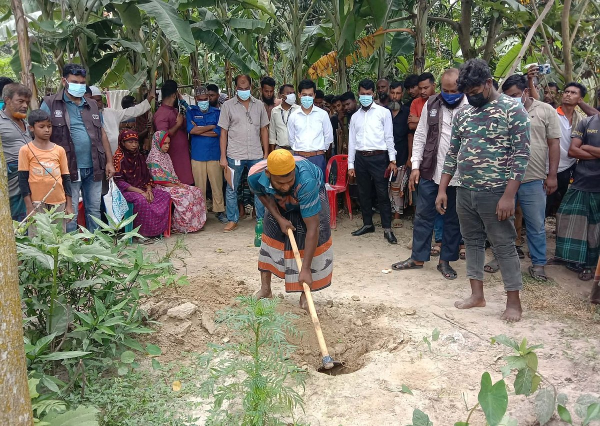 নওগাঁয় ১০ মাস পর কবর থেকে তোলা হলো শিশুর লাশ