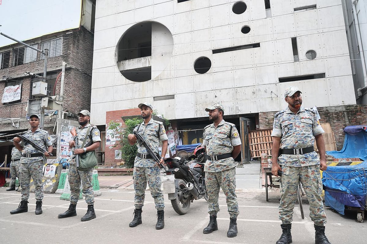 কার্যক্রম নিষিদ্ধ আওয়ামী লীগের প্রতিষ্ঠাবার্ষিকী ঘিরে নাশকতার আশঙ্কায় দলটির কেন্দ্রীয় কার্যালয়ের সামনে আইনশৃঙ্খলা রক্ষাকারী বাহিনীর সতর্ক অবস্থান