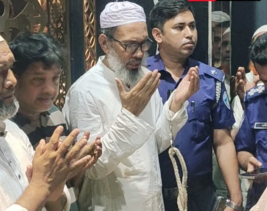 চট্টগ্রামে হাতকড়া পরে মায়ের জানাজায় আওয়ামী লীগ নেতা