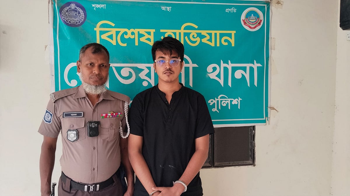 গ্রেপ্তার শাহরিয়ার আহমেদ। মঙ্গলবার দুপুরে রংপুরের কোতোয়ালি থানায়