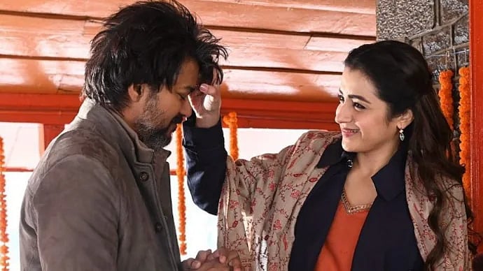 সিনেমার দৃশ্যে বিজয় ও তৃষা। আইএমডিবি