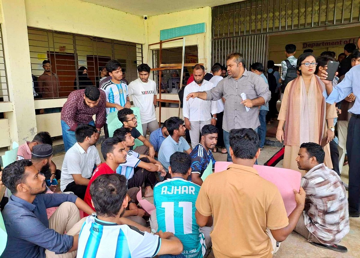 কুমিল্লা বিশ্ববিদ্যালয়ে সেশনজট নিরসন ও পরীক্ষা–একাডেমিক কার্যক্রমের গতি ফিরিয়ে আনার দাবিতে বিক্ষোভ করছেন আইন বিভাগের শিক্ষার্থীরা। মঙ্গলবার দুপুরে তোলা