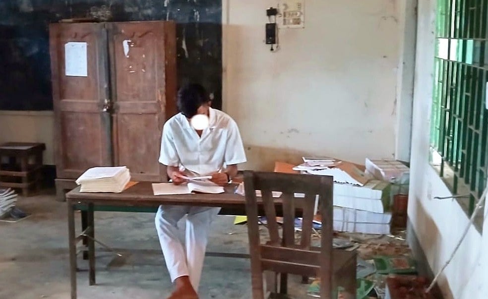 কুমিল্লার দেবীদ্বারে দশম শ্রেণির শিক্ষার্থীকে দিয়ে এসএসসি পরীক্ষার উত্তরপত্র মূল্যায়ন করানোর অভিযোগ উঠেছে শিক্ষকের বিরুদ্ধে