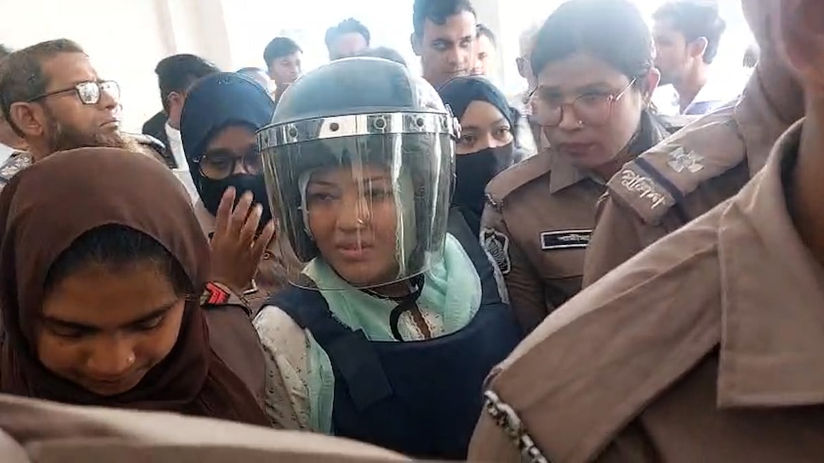 কাঠগড়ায় উঠেই কেন মুচকি হাসলেন সাবেক সংসদ সদস্য মমতাজ