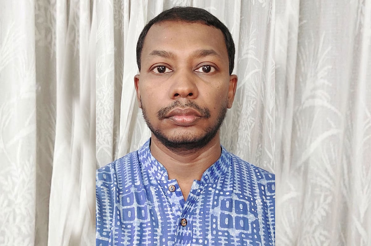 গান গেয়ে ‘ভাইরাল’ হওয়ার জন্য নয়, অধ্যাপক তাশরিকের বিরুদ্ধে নানা অনিয়মের অভিযোগ