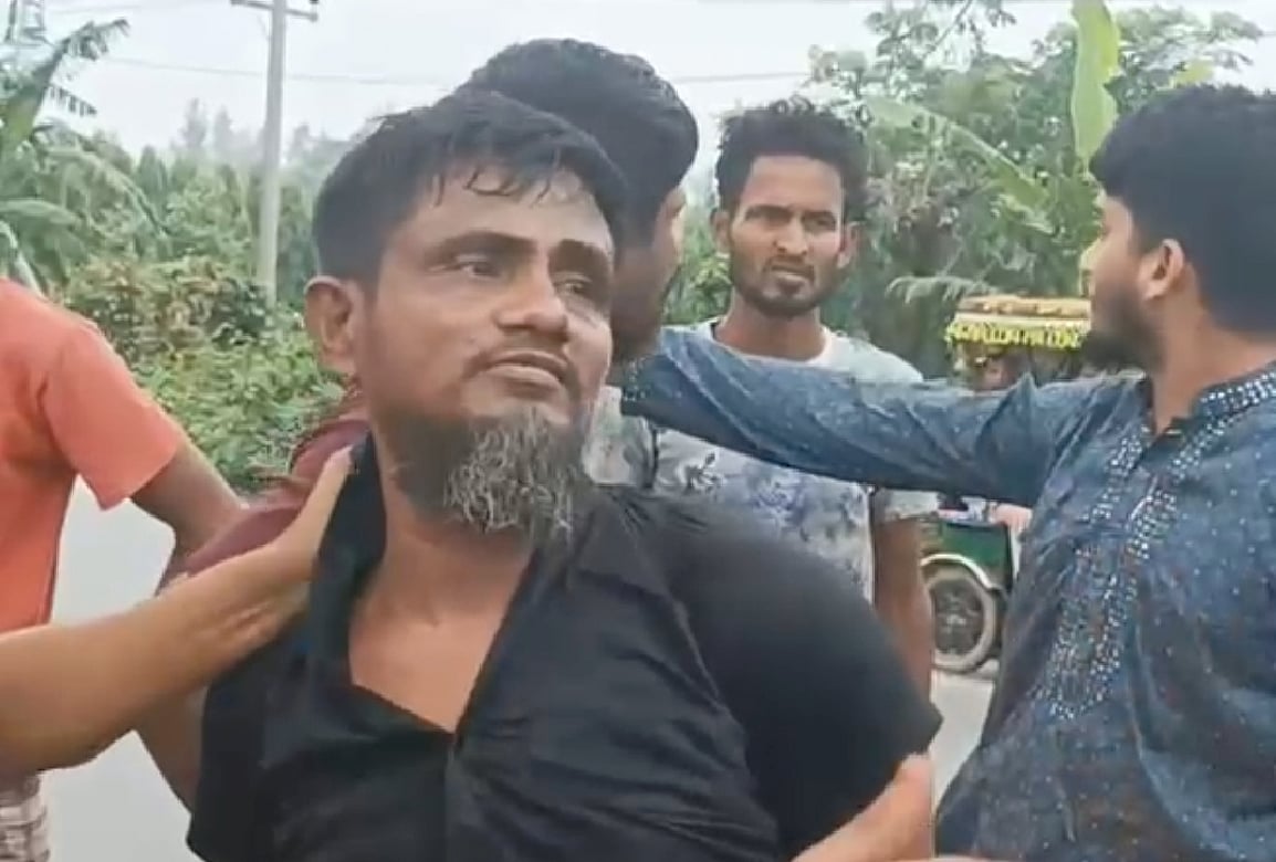 বৃদ্ধ ব্যক্তিকে ঝোপে ফেলে যাওয়ার সময় মাইক্রোবাসচালককে ধরে পিটুনি দেয় জনতা। বুধবার সকাল সাড়ে ছয়টার দিকে উপজেলার ঘোড়াশাল পৌরসভার ভাগদী এলাকার পাঁচদোনা–ঘোড়াশাল আঞ্চলিক সড়কে