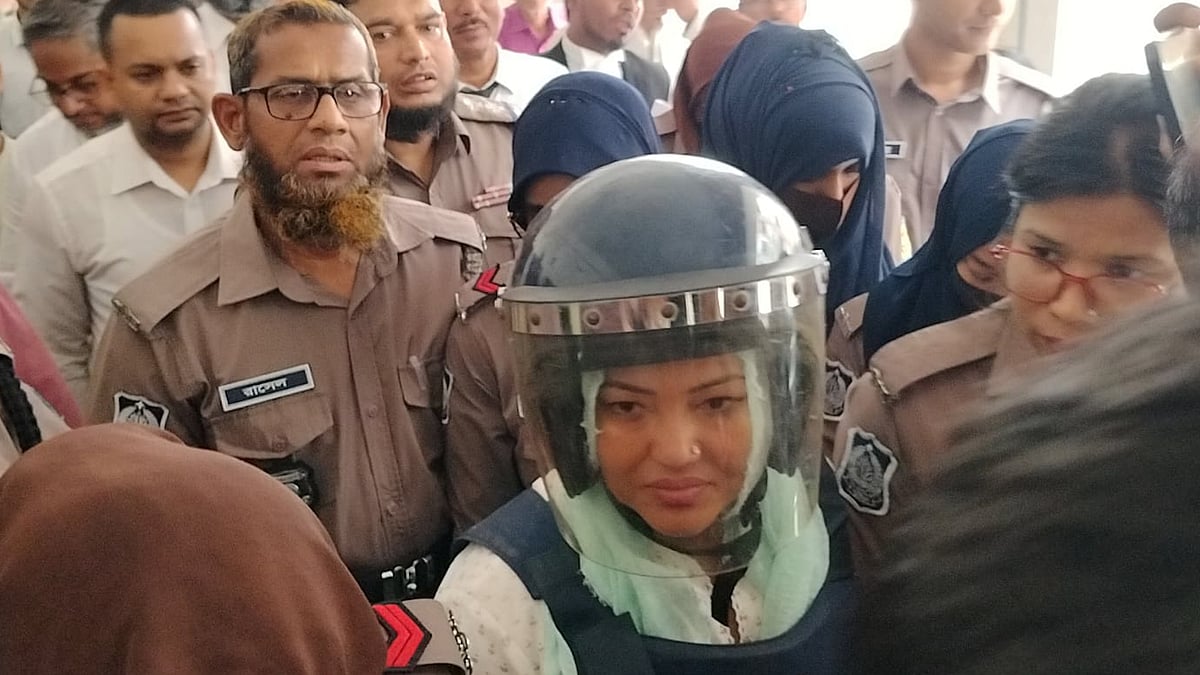 গায়ে বুলেটপ্রুফ জ্যাকেট, মাথায় হেলমেট; আদালতে মমতাজ