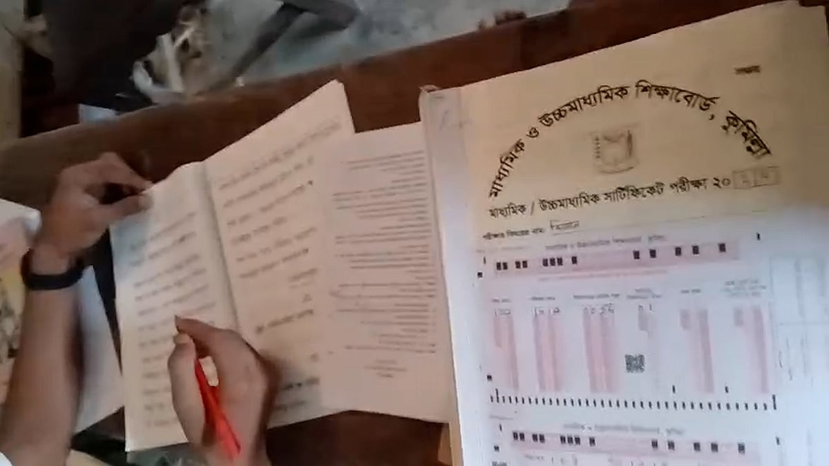 বোর্ড পরীক্ষার খাতা দেখছে স্কুলছাত্র, শিক্ষকের বিরুদ্ধে অভিযোগ