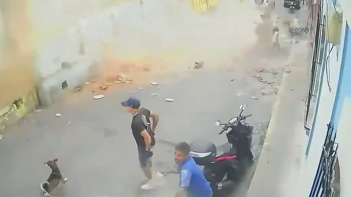 হঠাৎ কেঁপে উঠল শহর, প্রাণ বাঁচাতে দৌড়ে রাস্তায় 