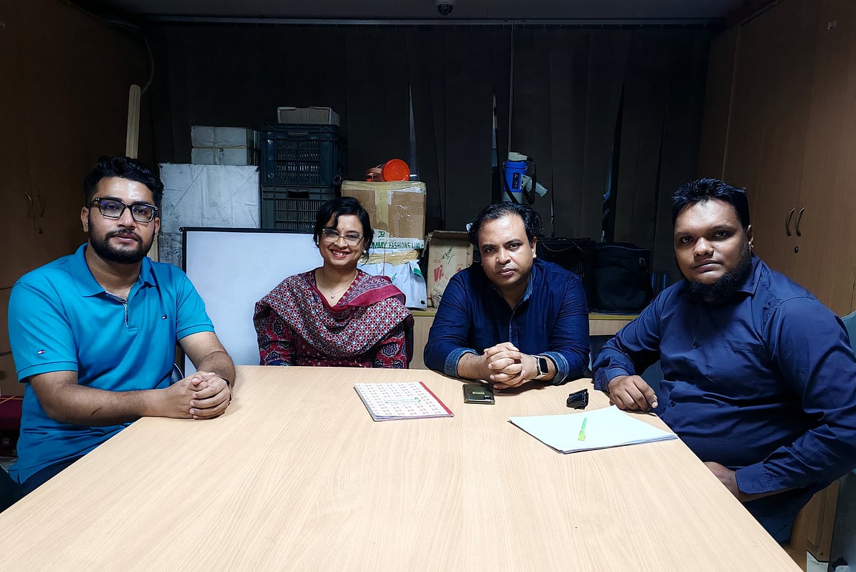 বাবাদের গল্প শোনালেন বন্ধুরা