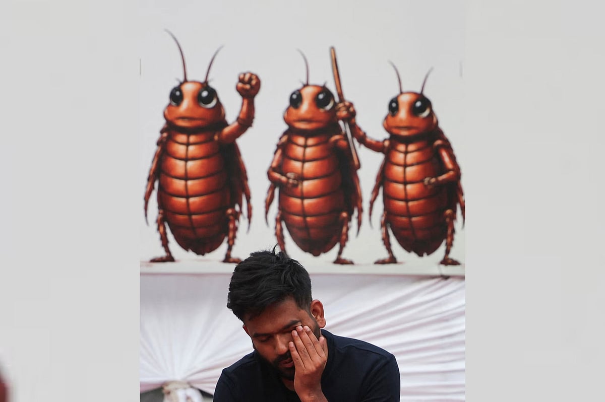 অবস্থান কর্মসূচির মঞ্চে রাত কাটানোর পর চোখ মুছছেন সিজেপির প্রধান অভিজিৎ দিপকে