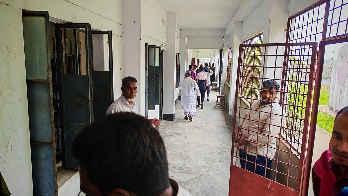 কলেজের পুকুর ইজারা নিয়ে দ্বন্দ্ব, ভারপ্রাপ্ত অধ্যক্ষকে অবরুদ্ধ করার অভিযোগ