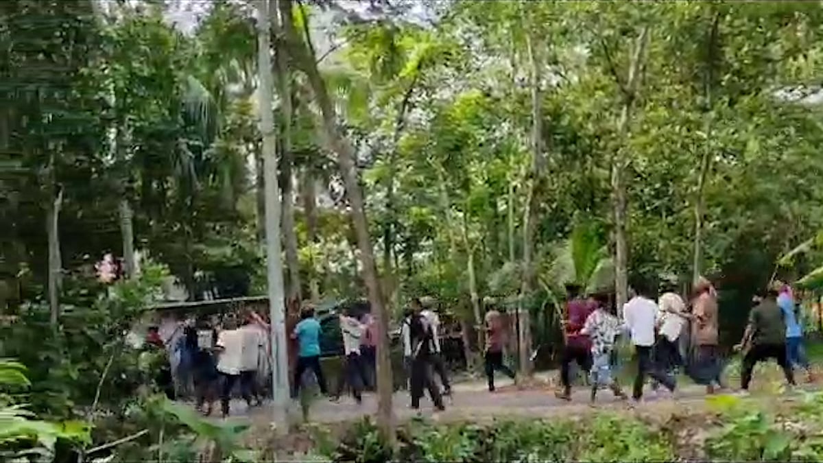 দুই বংশের বিরোধ, শতাধিক ককটেল ফাটিয়ে রক্তক্ষয়ী সংঘর্ষ