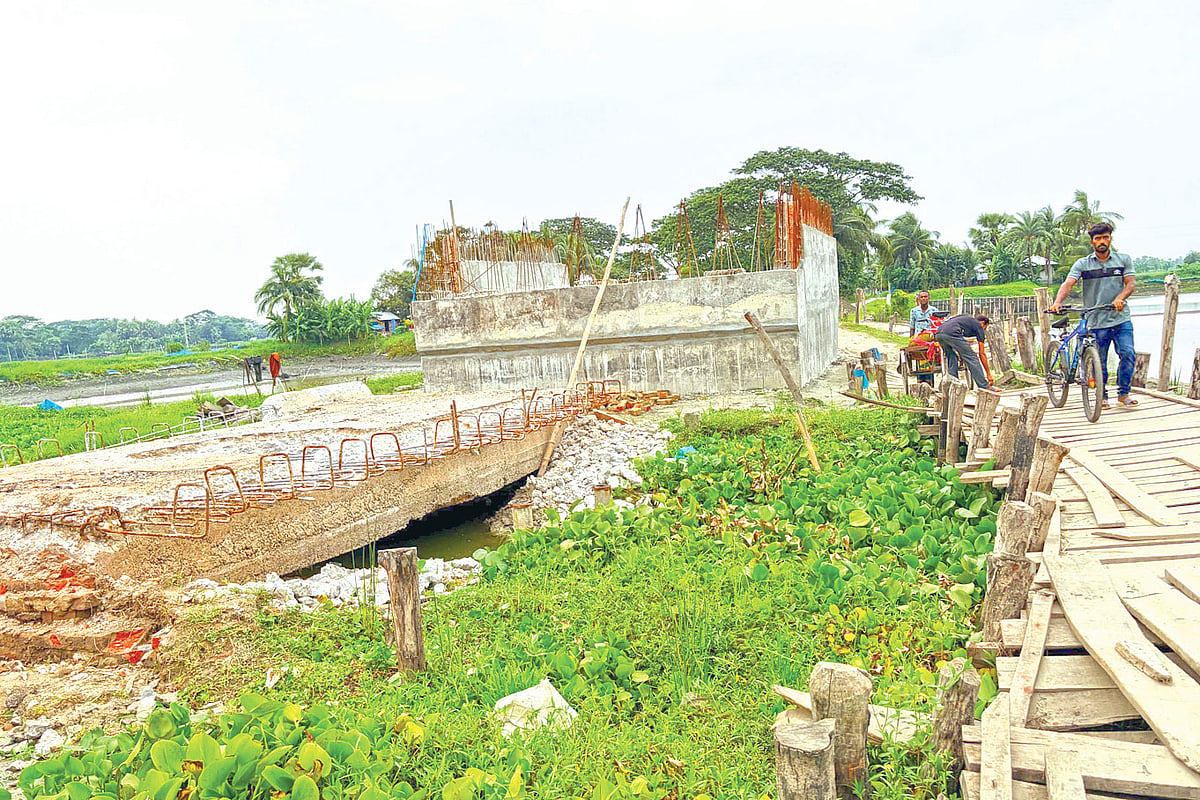 মনিরামপুরে সেতুর কাজ শেষ না হওয়ায় ২০ গ্রামের মানুষের ভোগান্তি