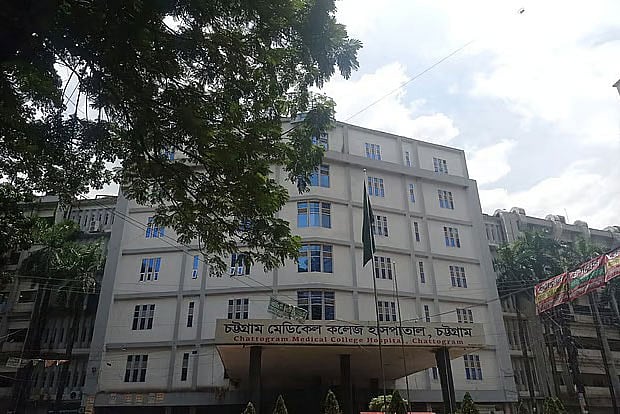 স্কুটিতে ছিলেন স্বামী-স্ত্রী, প্রাণ গেল কাভার্ড ভ্যানের ধাক্কায়