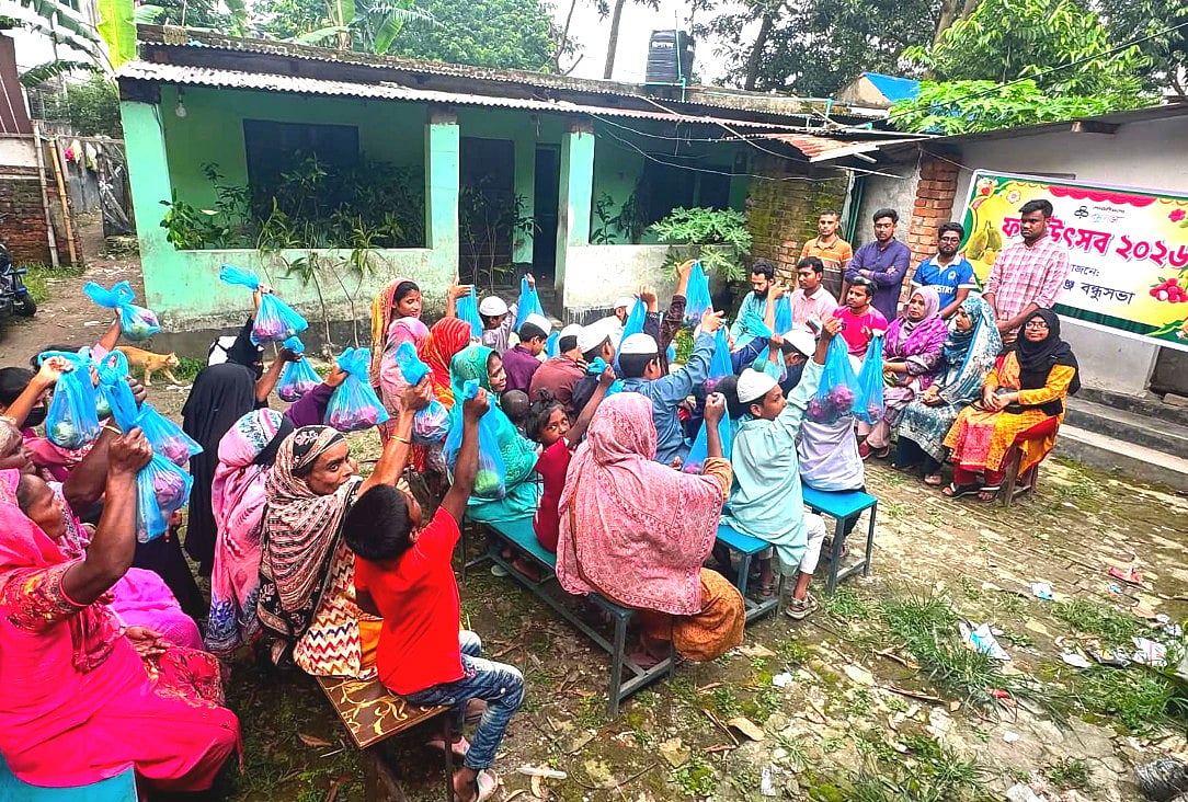 কেরানীগঞ্জ বন্ধুসভার উদ্যোগে শিশু ও নারীরা পেলেন মৌসুমি ফল