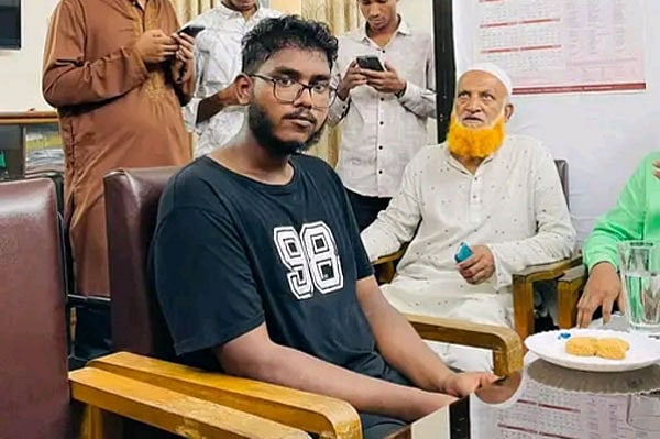 জগন্নাথ বিশ্ববিদ্যালয়ের শিক্ষার্থী সিরাজুল ইসলাম (কালো গেঞ্জি পরা)