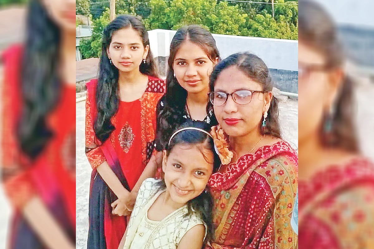 লক্ষ্মীপুরে একই পরিবারের ৪ জনকে কুপিয়ে হত্যার বিচার দাবিতে ঢাবিতে মানববন্ধন