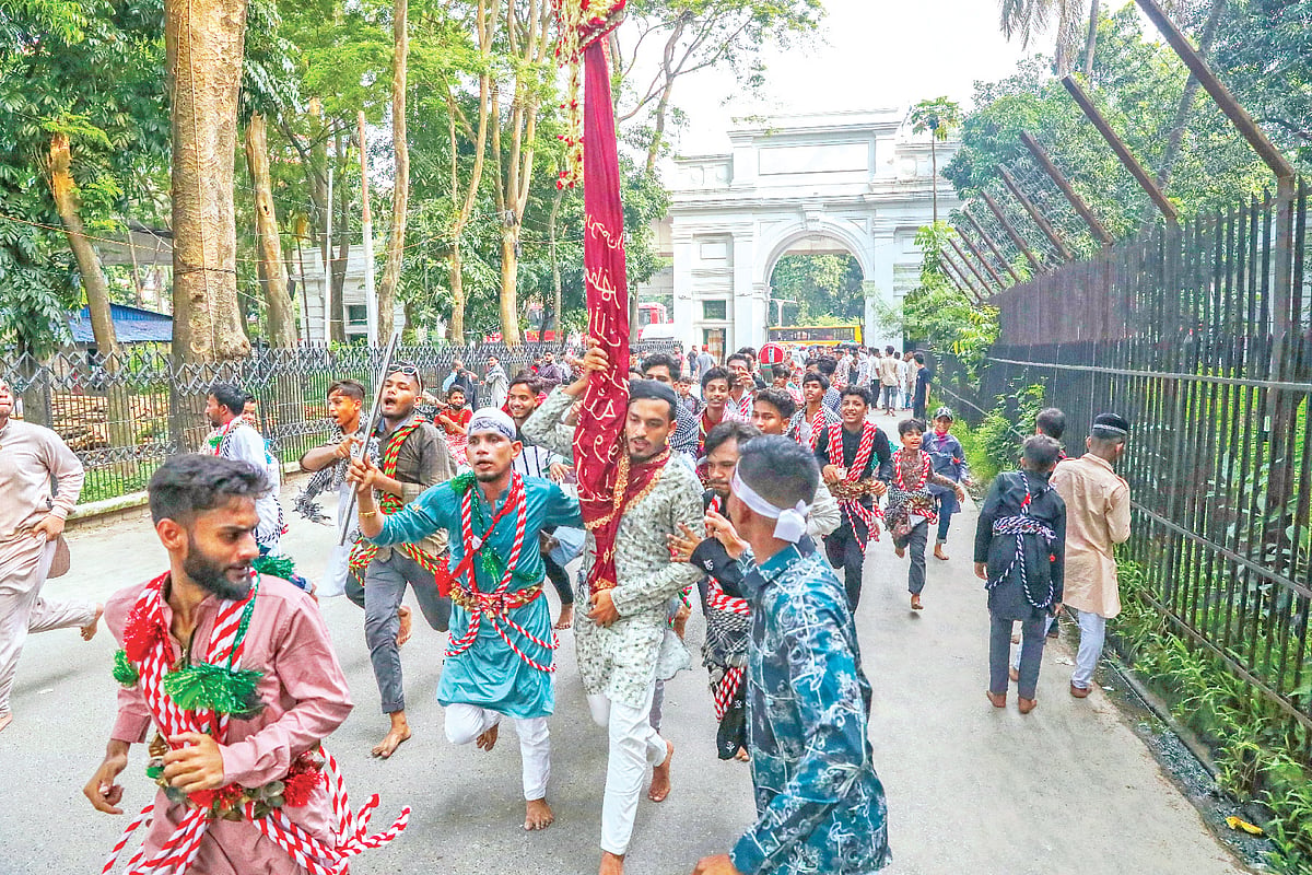 হোসেনি দালানের সরু গলিতে শোকের রং