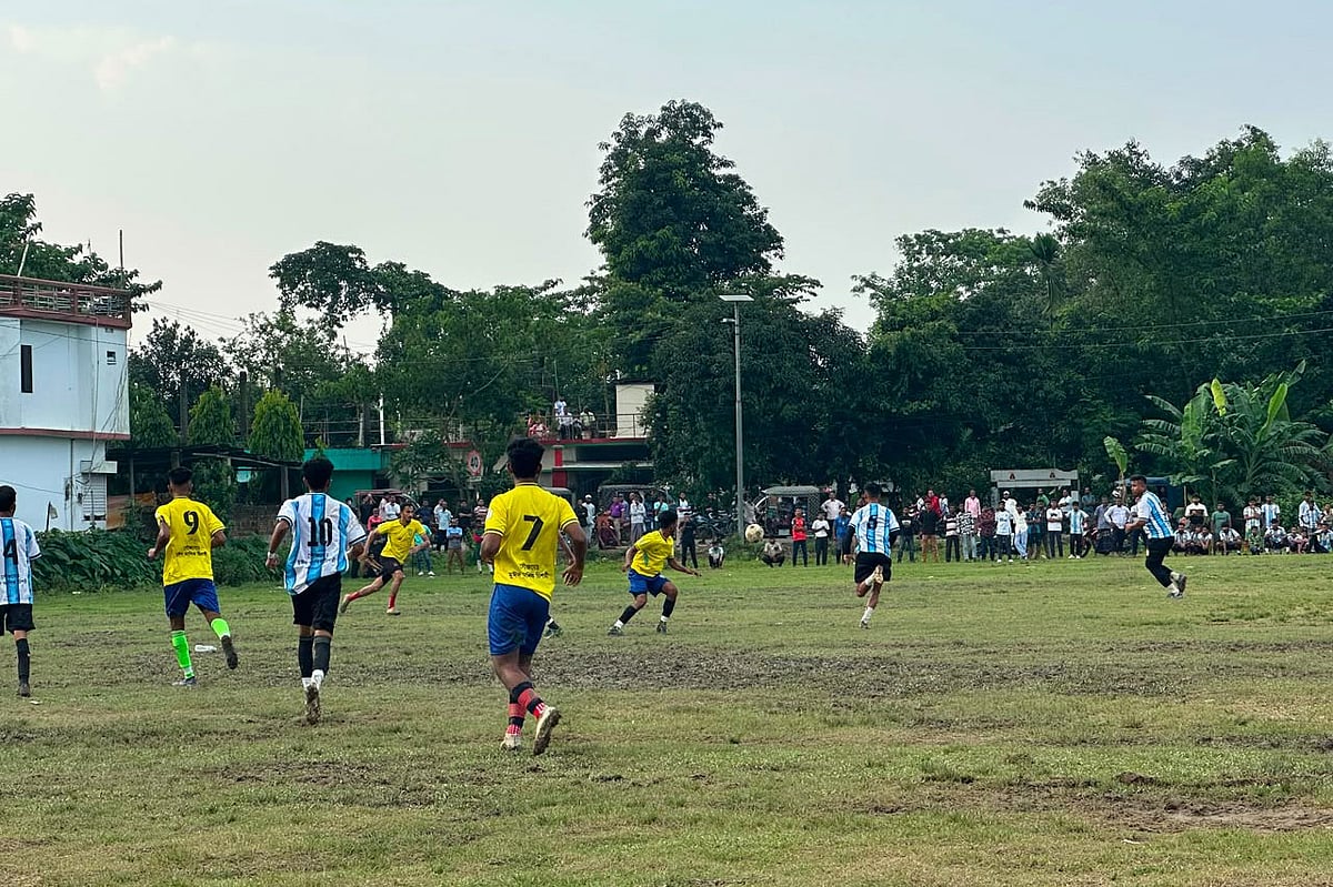 আর্জেন্টিনা ও ব্রাজিল সর্মথকদের প্রীতি ফুটবল খেলা। শুক্রবার বিকেলে মৌলভীবাজারের কমলগঞ্জ উপজেলার কমলগঞ্জ বহুমুখী মডেল উচ্চবিদ্যালয় মাঠে