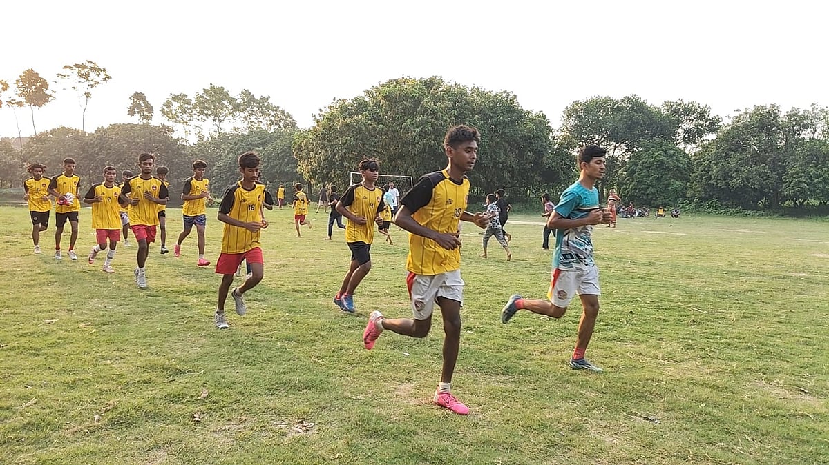 জমি লিজ নিয়ে গ্রামে খেলার মাঠ, মাদক থেকে দূরে তরুণেরা