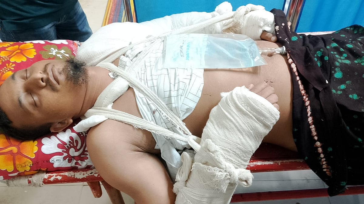 মারধরের পর পাঁচতলা থেকে ফেলা দেওয়ার অভিযোগ, হাত-পা, বুক ও কোমরের হাড় ভেঙেছে