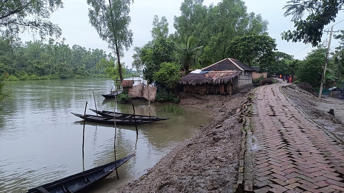 সুন্দরবনে রাতভর গোলাগুলি, আতঙ্কে ঘর ছেড়ে রাস্তায় আসেন স্থানীয়রা। আজ শুক্রবার সকালে