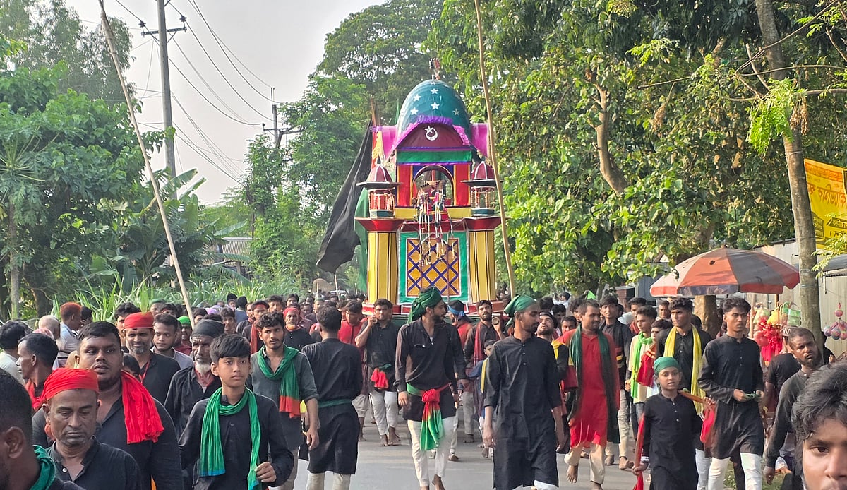 গড়পাড়া ইমামবাড়ির তাজিয়া মিছিলে মানুষের ঢল