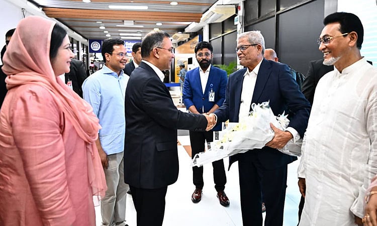দেশে ফেরার পর হজরত শাহজালাল আন্তর্জাতিক বিমানবন্দরে প্রধানমন্ত্রী তারেক রহমানকে স্বাগত জানান সরকারের জ্যেষ্ঠ মন্ত্রী ও বিএনপির জ্যেষ্ঠ নেতারা