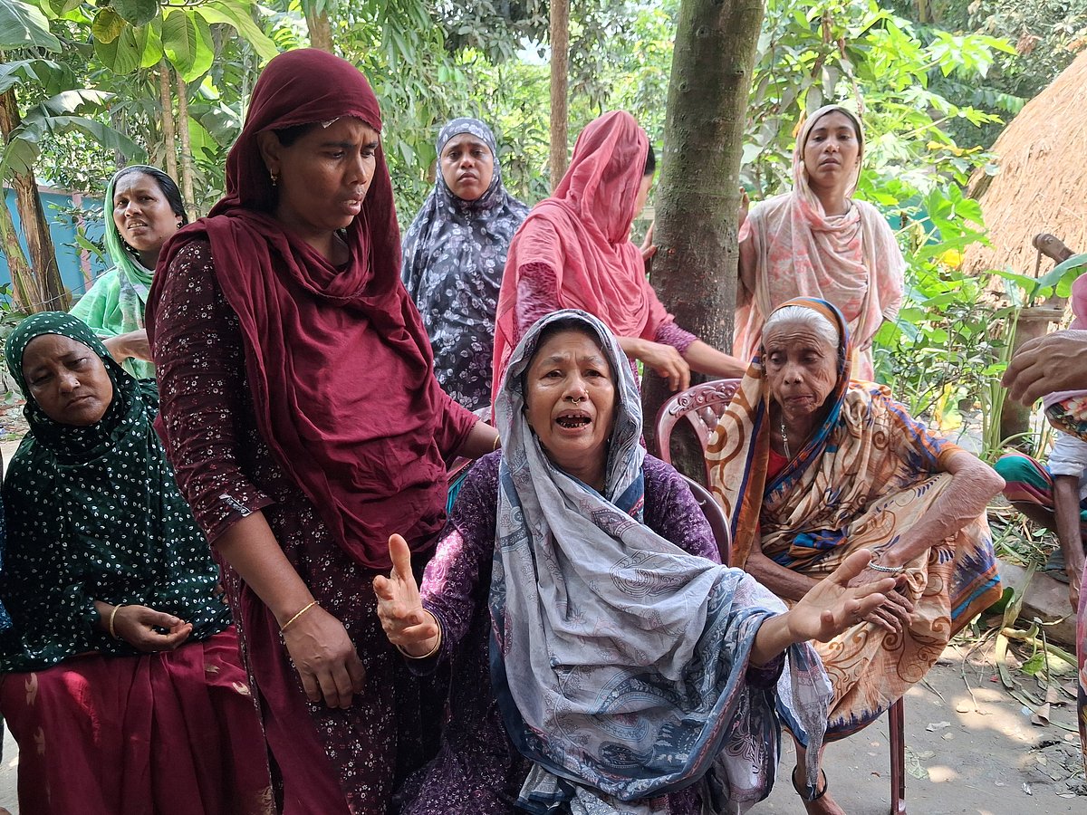 লক্ষ্মীপুরের রায়পুরে হত্যাকাণ্ডের শিকার মা ও মেয়েদের স্বজনদের আহাজারি। শুক্রবার বেলা ১১টার দিকে কুমিল্লার হোমনা উপজেলার লটিয়া গ্রামে