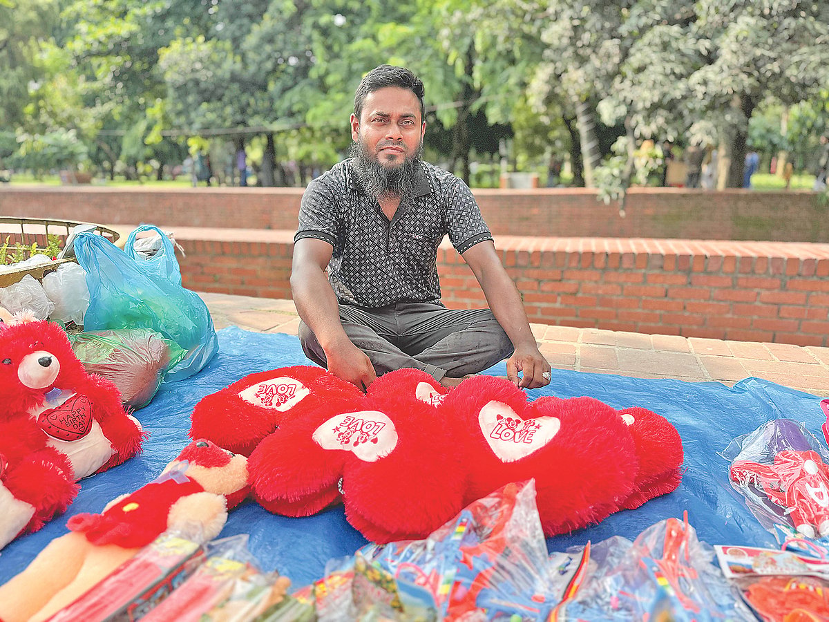 ‘কোনোমতে তিন বেলা খাওন জুটে’