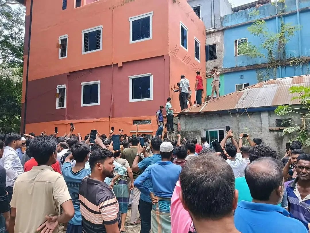 জানালায় প্রতিবেশীকে ‘কলের মিস্ত্রি’ পরিচয় দেন অভিযুক্ত অন্তর, সন্দেহ হওয়ায় আটকানো হয় দরজা