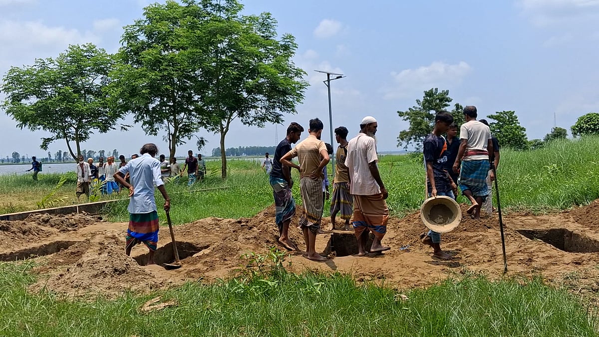 লক্ষ্মীপুরে চার খুন: পাশাপাশি খোঁড়া হয়েছে চারটি কবর