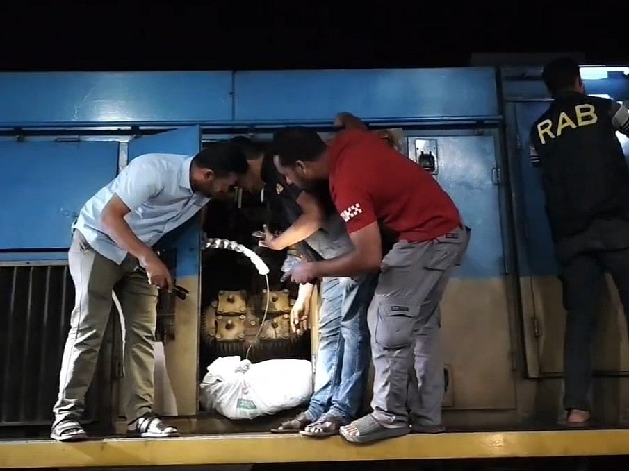 ট্রেনের ইঞ্জিন থেকে গাঁজা উদ্ধার করে র‍্যাব-৯–এর একটি দল। গতকাল বৃহস্পতিবার রাত ১১টার দিকে ব্রাহ্মণবাড়িয়ার আখাউড়া রেলওয়ে জংশন স্টেশনে