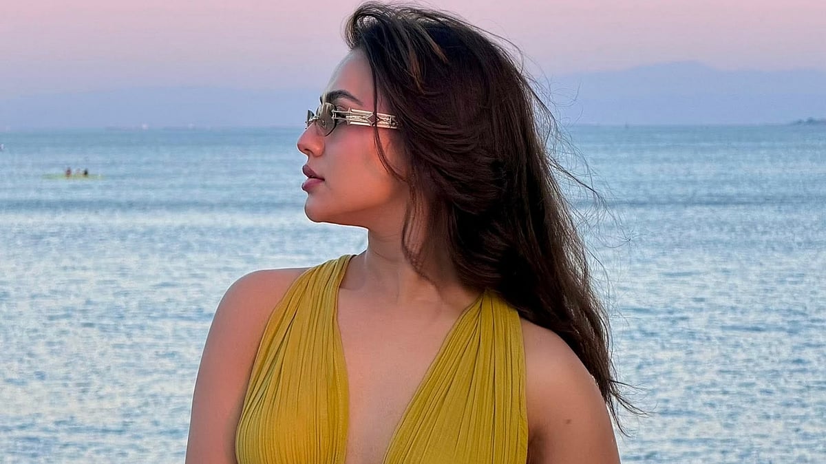 গরম যেমন কাটছে ফারিয়ার...