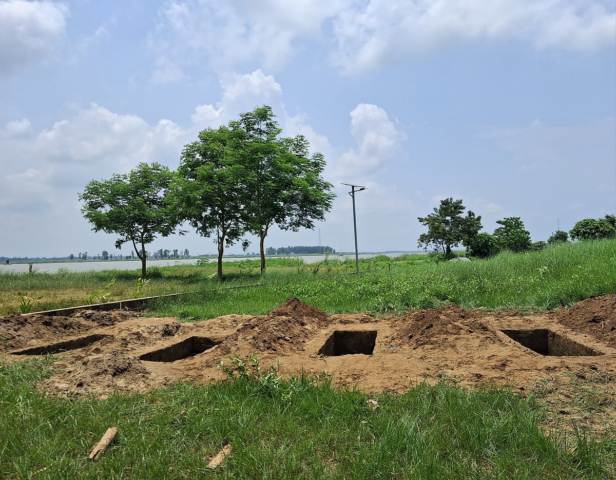 লক্ষ্মীপুরের রায়পুরে নিহত মা ও তিন মেয়ের লাশ দাফনের জন্য কুমিল্লার হোমনার লটিয়া গ্রামের সামাজিক কবরস্থানে পাশাপাশি চারটি কবর খোড়া হয়।