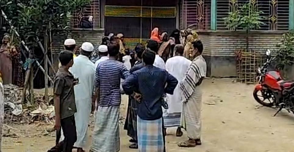 ঘরের ভেতরে নারীর হাত-পা বাঁধা লাশ, মুখে স্কচটেপ