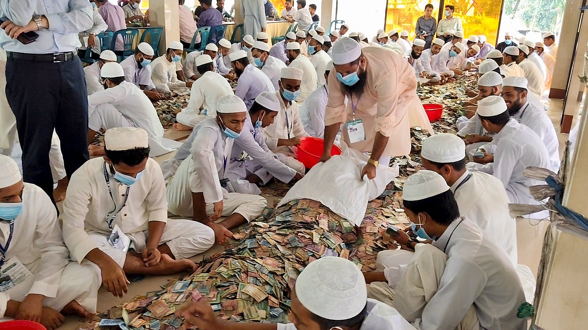 এবার কিশোরগঞ্জের ঐতিহাসিক পাগলা মসজিদের ১৩ সিন্দুকে মিলেছে রেকর্ড ৪৩ বস্তা টাকা। গননা শেষে জানা গেছে, টাকার পরিমাণ প্রায় ১৬ কোটি