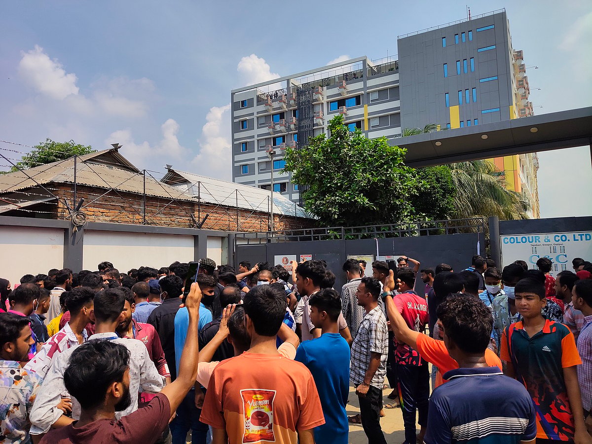 গাজীপুরের শ্রীপুর উপজেলার টেপিরবাড়ি গ্রামে কালার অ্যান্ড কোং লিমিটেড কারখানার সামনে শ্রমিকদের অবস্থান। আজ শনিবার সকাল সাড়ে ১০টার দিকে তোলা